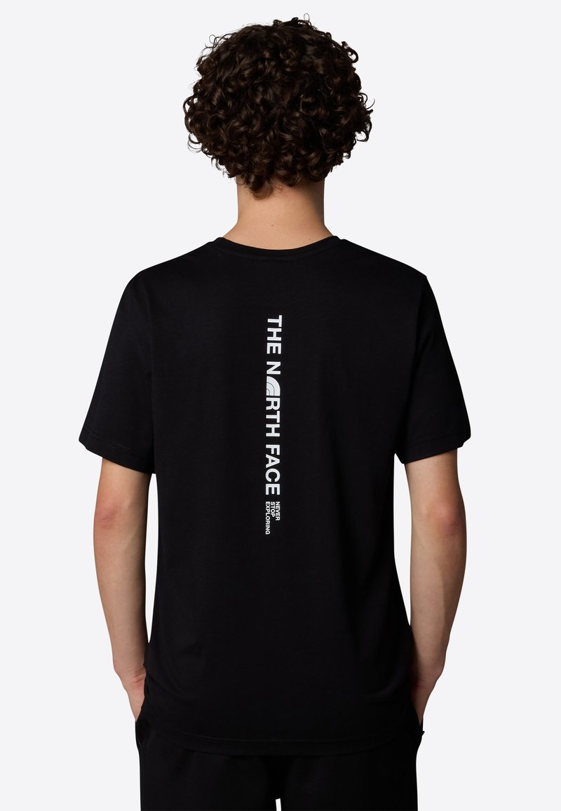 Sort t-shirt med korte ærmer, der har lodret hvid tekst og logo på ryggen. Lavet af stof med en glat tekstur.