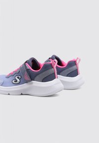 Zapatillas en navy y azul claro con acentos en rosa, que presentan un diseño de malla texturizada, suela blanca y tiradores traseros para facilitar su uso.