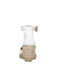 Witte leer espadrille wedge sandaal met een enkelbandje en een gevlochten jute hak. Beschikt over een gladde bovenkant en een getextureerde hak.