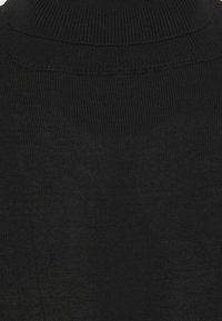 Juodas turtlenecko megztinis su raukšlėtu paviršiumi, prigludusio dizaino ir aukšta apykakle, pasižymintis lygia apdaila ir be matomų raštų ar akcentų.