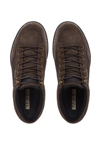 Sneaker in suede marrone con superficie texturizzata, dotate di occhielli metallici, accenti neri e suola in gomma a contrasto.