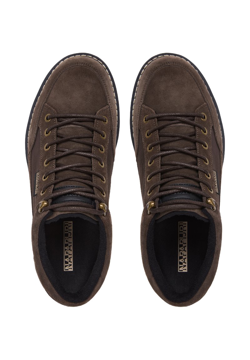 Sneaker in suede marrone con superficie texturizzata, dotate di occhielli metallici, accenti neri e suola in gomma a contrasto.