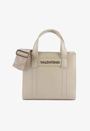 Borsa a mano in pelle beige con due manici corti, una tracolla removibile e una targhetta con il logo del marchio. Presenta linee pulite e cuciture verticali.