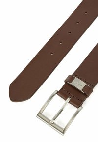 Ceinture en cuir marron avec une texture lisse et une boucle en métal argenté. Elle présente plusieurs trous pour l'ajustement et une extrémité effilée.