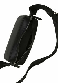 Borsa a tracolla nera in pelle con chiusura a zip, forma rettangolare, design piatto, tracolla regolabile e dettagli hardware sottili.