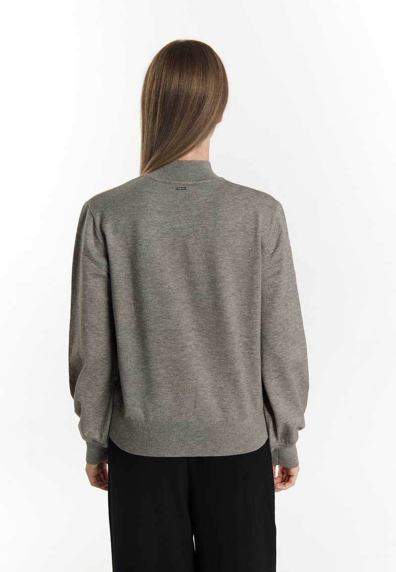 Grauer, gestrickter Pullover mit geripptem Kragen und Saum. Verfügt über lange, leicht puffige Ärmel und ein Etikett am hinteren Halsausschnitt.