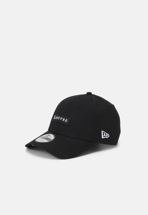 Casquette de baseball noire avec écusson « Louvre » à l'avant et logo blanc brodé sur le côté, présentée sur un fond clair uni.