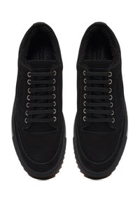 Baskets noires dotées d'un cuir suédé, de lacets texturés, d'œillets en métal argenté, d'une doublure moelleuse et d'une semelle en caoutchouc épaisse avec une semelle extérieure marron contrastante.