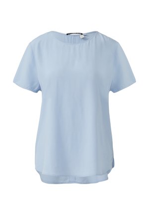 Svetlo modra bluzica s kratkimi rokavi in okroglim izrezom, gladek material, rahlo ukrivljen rob in brez vidnih vzorcev ali okrasnih detajlov.