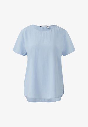 Svetlo modra bluzica s kratkimi rokavi in okroglim izrezom, gladek material, rahlo ukrivljen rob in brez vidnih vzorcev ali okrasnih detajlov.