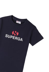 Camiseta de algodón azul marino con cuello redondo. Presenta un logo blanco de "SUPERGA" y un acento rojo debajo del logo. Mangas cortas y corte relajado.