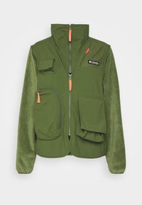 Zelená bunda na zip s fleecovou strukturou. Obsahuje několik kapes, vysoký límec a kontrastní oranžové zipy. Odolný design.