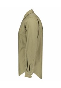 Oliwkowo-zielona koszula z długim rękawem, z kołnierzem na guziki, z fakturowanej tkaniny, z haftowanym logo na piersi i mankietami na guziki.