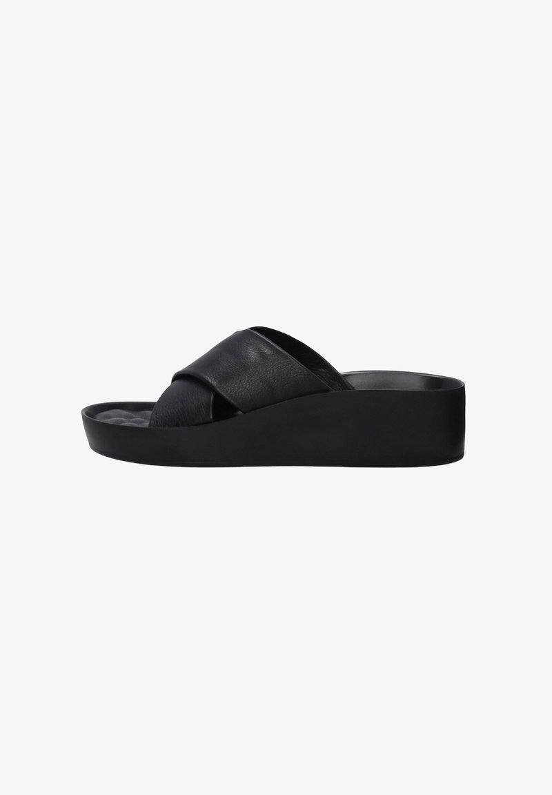 Zwarte platform sandalen met een kruisbandontwerp, gemaakt van gestructureerd leer, met een brede zool en een gladde afwerking.