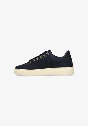 Heren donkerblauwe sneaker met zilverkleurige veteroogjes en dikke off-white zool, gezien vanaf de buitenzijde op een witte achtergrond.