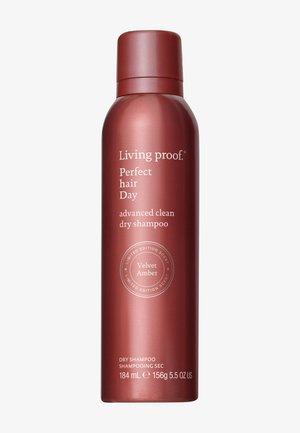 Rode aluminium kan van droogshampoo met een matte afwerking, gelabeld "Living proof Perfect hair Day," met de geurdetails "Velvet Amber."