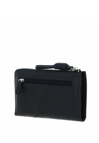 Portefeuille en cuir noir avec plusieurs compartiments, une poche zippée et une fine poignée texturée. Présente un logo de marque discret à l'avant.