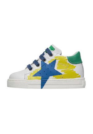 Baskets blanches avec un graphisme d'étoile bleue, des éclaboussures jaunes et des accents verts. Dotées de lacets bleus et d'une semelle en caoutchouc texturée. Design à tige basse.