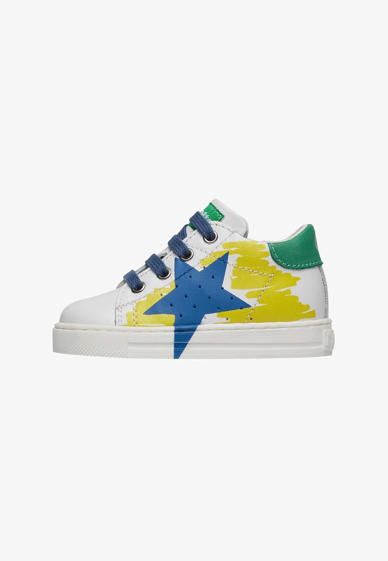 Baskets blanches avec un graphisme d'étoile bleue, des éclaboussures jaunes et des accents verts. Dotées de lacets bleus et d'une semelle en caoutchouc texturée. Design à tige basse.