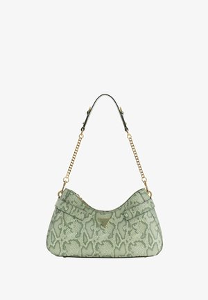 Sac à main en imprimé peau de serpent verte avec ferrures dorées, présentant un design incurvé et une bandoulière en chaîne. Comprend deux poches latérales et une fermeture éclair.