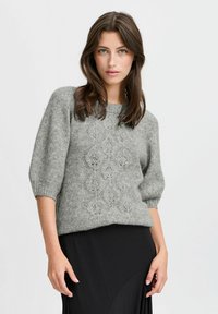 Grauer Strickpullover mit Rundhalsausschnitt und kurzen Puffärmeln. Verfügt über ein strukturiertes Muster auf der Vorderseite und eine lockere Passform.