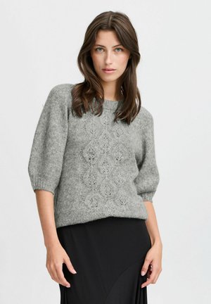 Maglione grigio lavorato a maglia con scollatura rotonda e maniche a palloncino corte. Presenta un motivo testurizzato sulla parte anteriore e una vestibilità comoda.