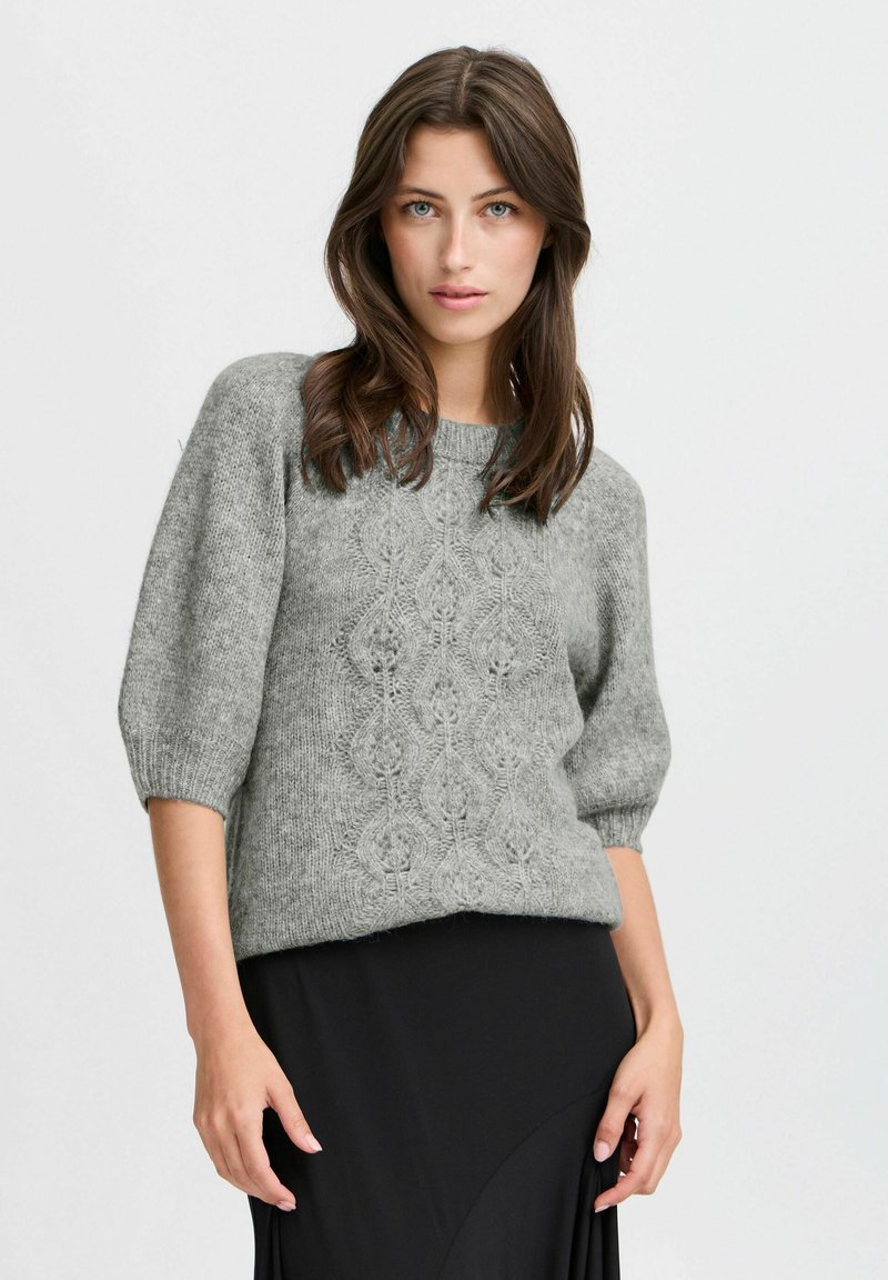 Grauer Strickpullover mit Rundhalsausschnitt und kurzen Puffärmeln. Verfügt über ein strukturiertes Muster auf der Vorderseite und eine lockere Passform.