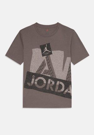 Bruine Jordan T-shirt met korte mouwen, grote abstracte letters en Jumpman-logo in zwart en grijs aan de voorkant.