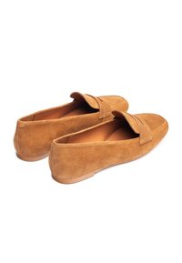 Lage loafers van beige suède met een platte zool en een gestikte accent aan de voorkant. De binnenkant is glad en voorzien van een lichte hak voor extra ondersteuning.