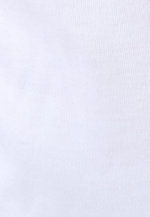 Tessuto bianco con una superficie liscia, caratterizzato da un sottile motivo a coste. Il materiale appare morbido e leggermente elastico.