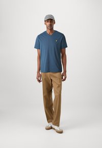 Lyle & Scott V NECK - Basic póló - ink blue