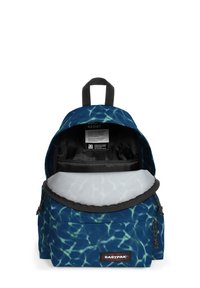 Mochila azul marino con un patrón similar al agua, tela duradera, cierre de cremallera y un compartimento interior espacioso con un forro gris.