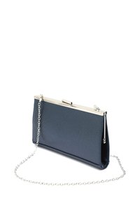 Mörkblå satin clutchväska med en silvermetallram och kedja. Smal, rektangulär form med en slät yta och lås.