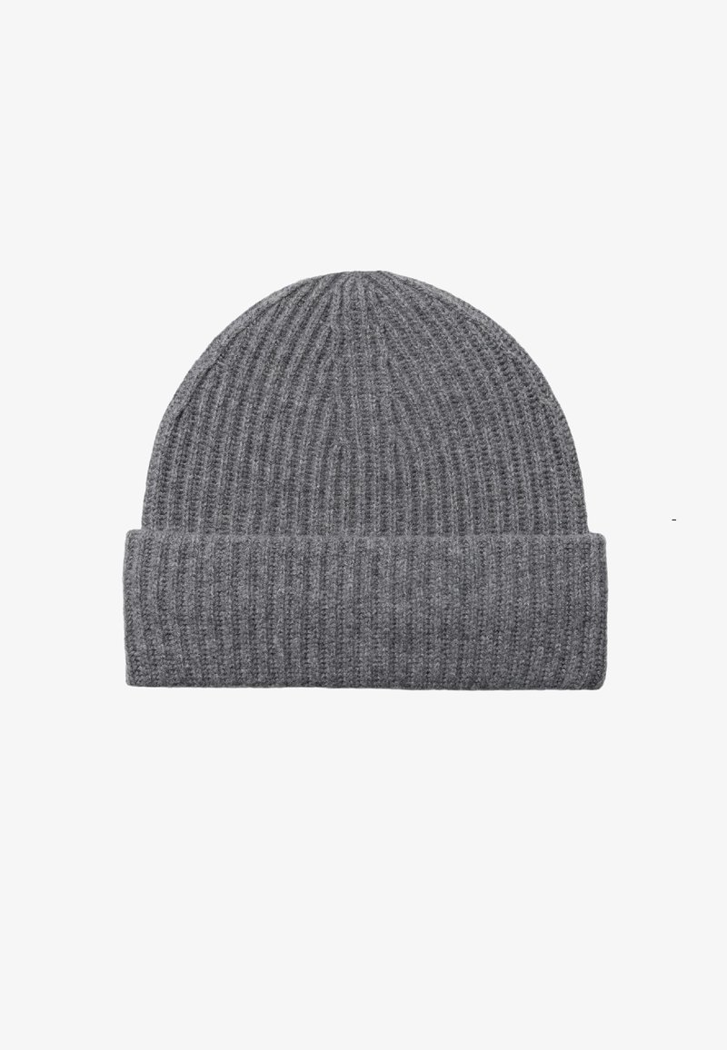 Bonnet gris en tricot côtelé avec revers plié, conçu pour la chaleur et un style décontracté.