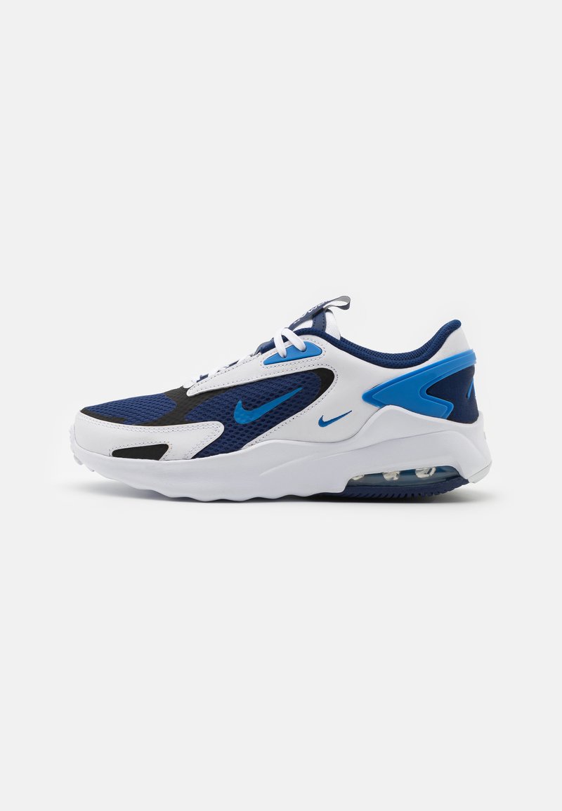 Zapatillas Nike con parte superior de malla en color azul marino con acentos en blanco y negro, suela acolchada y una unidad de aire visible en el talón.