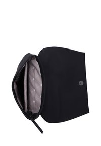 Zwarte pouch met open klep, waarin een beige stoffen binnenkant met geometrisch patroon en ritsvak zichtbaar is.