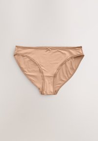 Sous-vêtement féminin style bikini couleur nude avec un petit nœud devant et une bordure en dentelle le long des bords sur un fond clair.