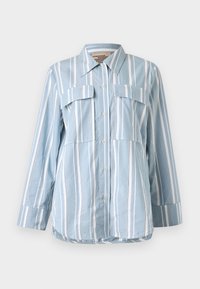 Camicia blu chiaro con righe verticali bianche, due tasche frontali e maniche lunghe. Tessuto morbido e colletto a punta.