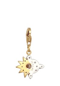 Charm en or et argent avec un design de soleil et une pierre brune centrale, ainsi qu'un fermoir pour fixation. Accents texturés à la surface.