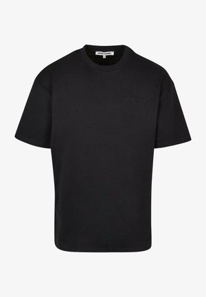 Melna kokvilnas T-krekls ar apaļu kaklu, īsām piedurknēm un diskretu izšūtu logotipu uz krūtīm. Klassisks piegriezums ar gludu tekstūru.