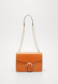Pomarańczowa torebka z eko skóry o fakturze krokodyla, z metalowymi elementami w złotym odcieniu i łańcuszkowym paskiem. Posiada klapę z zapięciem na klamrę.