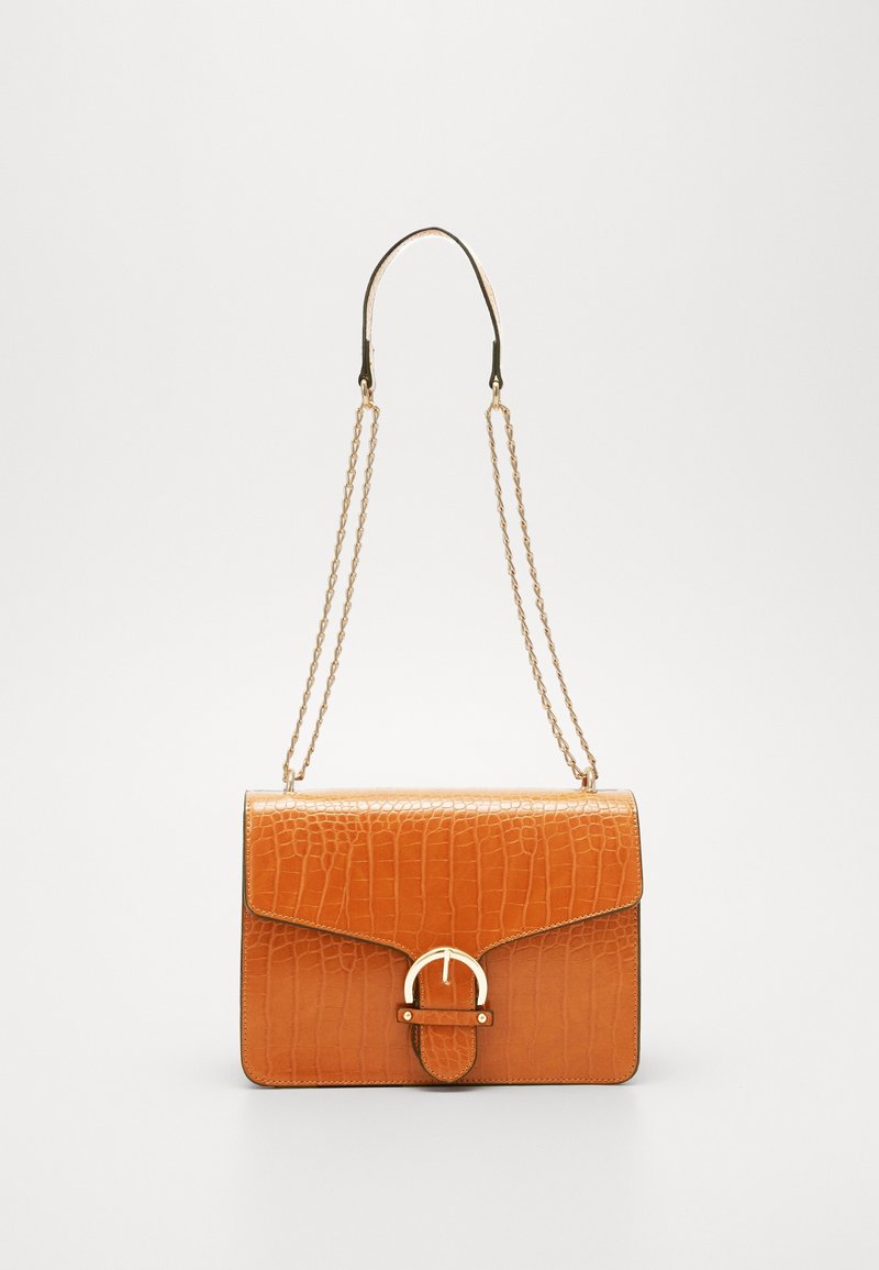 Pomarańczowa torebka z eko skóry o fakturze krokodyla, z metalowymi elementami w złotym odcieniu i łańcuszkowym paskiem. Posiada klapę z zapięciem na klamrę.
