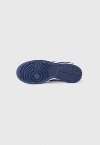 Nike-sneakersula i marinblå gummi, med cirkulära mönster, texturerade detaljer och varumärkeslogotyp präglad på mellansulan.