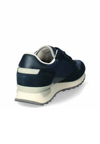 Sneaker in suede blu navy con suola in gomma, tallone imbottito e pannello laterale testurizzato. Presenta dettagli in tonalità chiare e il logo.