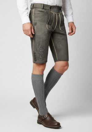 Grijze leren shorts met gele stiksels en bloemachtige borduursels. Draag met grijze kniekousen en bruine leren schoenen met een gesp.