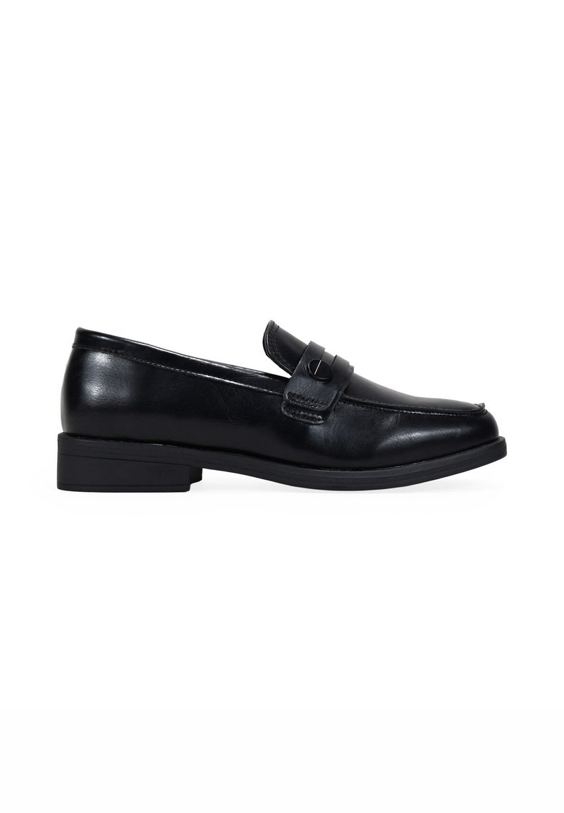 Mocasines de cuero negro con un bajo tacón de bloque, punta redondeada y correa decorativa en la parte superior. Textura suave con un brillo sutil.