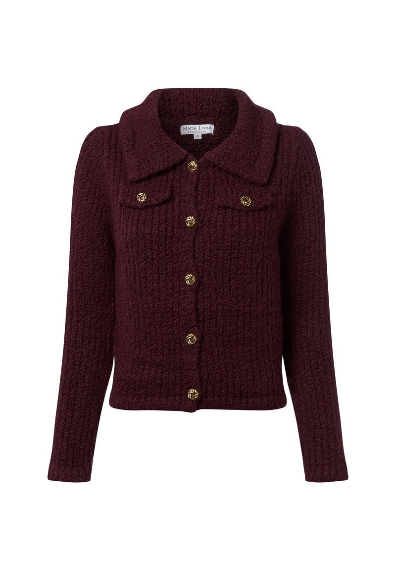 Bordeauxfarbener Strickcardigan mit Kragen, strukturiertem Stoff und dekorativen Knöpfen in Goldton. Verfügt über zwei Brusttaschen.