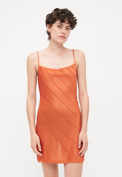 Orange spaghetti-stropkjole med en tætsiddende form, der har diagonal ribbet tekstur og en skinnende finish. Kort længde og minimalistisk design.