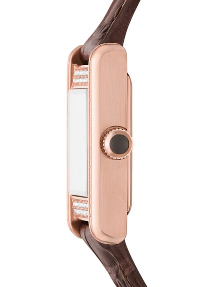 Vue latérale d'une montre connectée rectangulaire en or rose avec un bracelet en cuir marron et un bouton de contrôle circulaire noir.