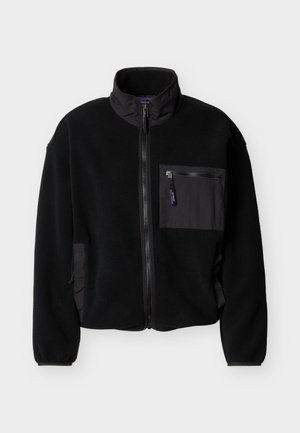 Melnā vilnas jaka ar rāvējslēdzēju, augstu apkakli, garām piedurknēm un kreisajā pusē ar rāvējslēdzēju apdrukātu krūšu kabatu.